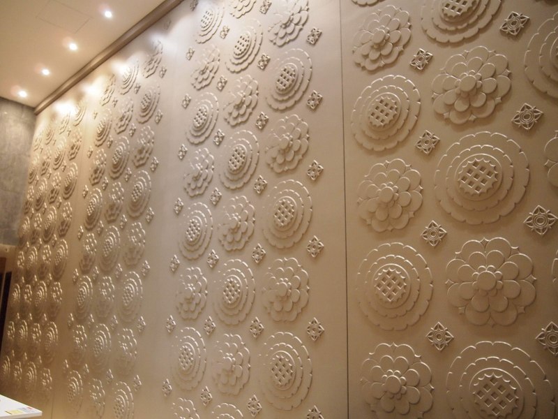 オン１４があるホテルのロビーの真っ白い壁と立体的に並んでる真っ白い花柄